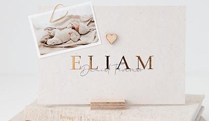 Geboortekaartje voor een jongen of meisje met goudfolie babynaam en een echt houten hartje, met een babyfoto