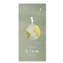 Geboortekaartje voor een jongen met een silhouet op een goudfolie wereldbol en een maan slinger