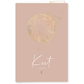 Geboortekaartje voor een meisje met sterrenbeeld en goudfolie maan op een roze achtergrond
