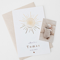 Neutraal geboortekaartje voor een jongen of meisje met de zon in goudfolie en een minimalistische uitstraling