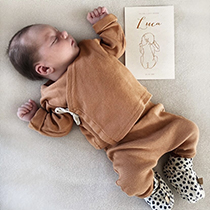 neutraal geboortekaartje voor een jongen of meisje met lijntekening van een baby en koperfolie