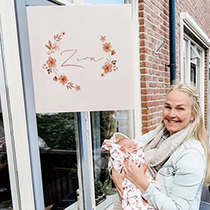 Raambord voor een dochter met bloemenkrans passend bij het geboortekaartje